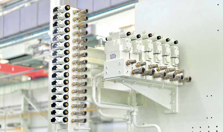 Hydraulic manifold and machine connections
